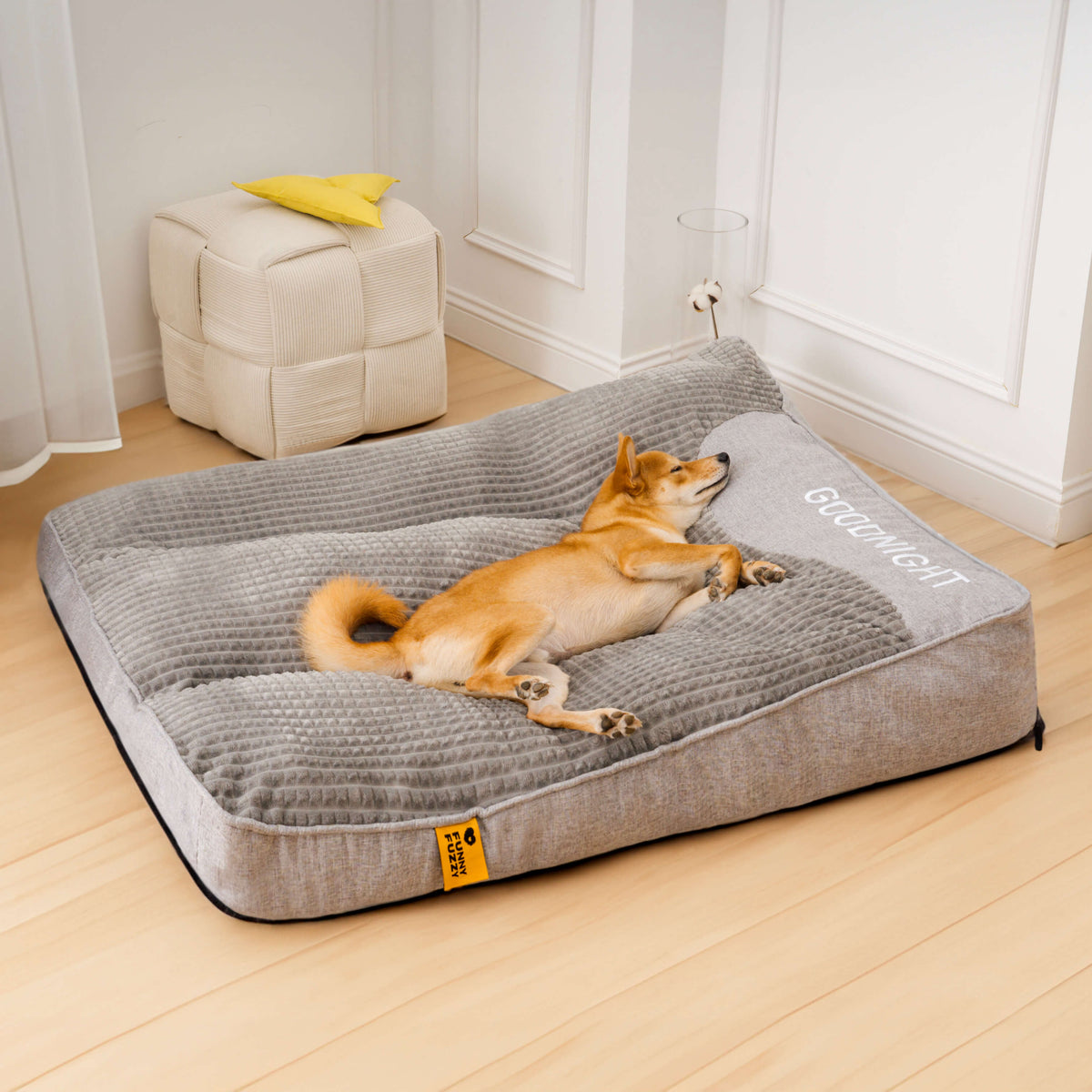 Personalisierbares, großes und dickes Hundebett mit kratzfester Rückenpolsterung